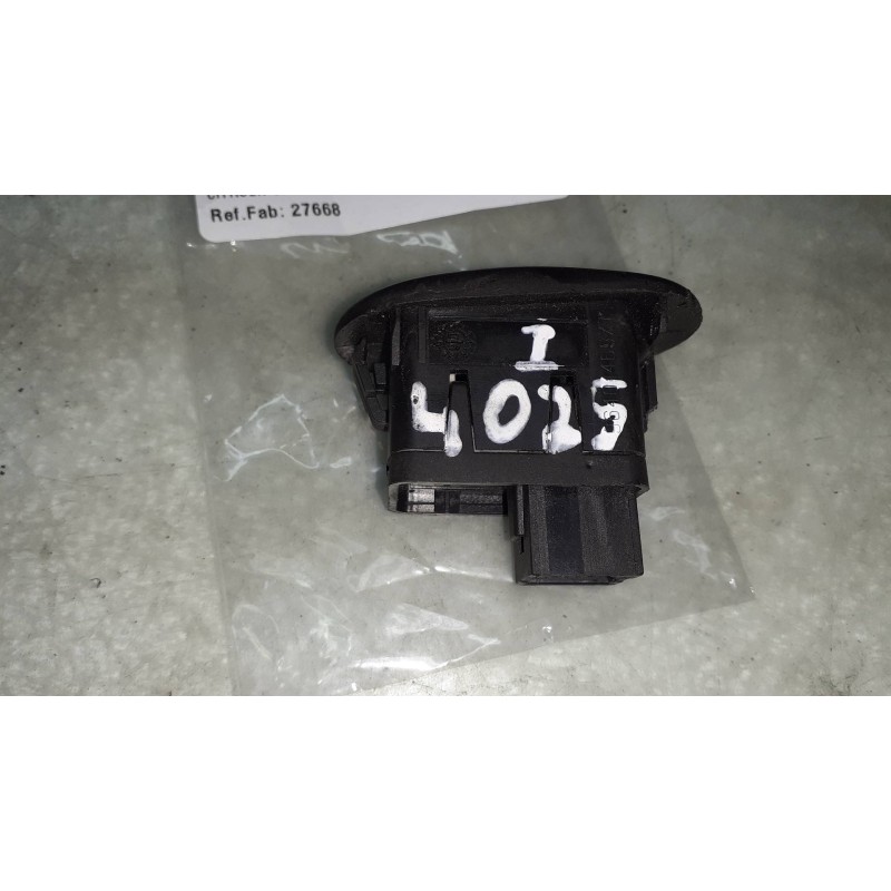 Recambio de mando elevalunas delantero izquierdo para citroen c3 hdi 70 furio referencia OEM IAM 27668 27668 964011469