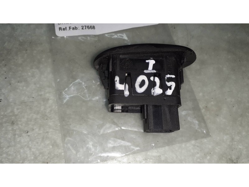 Recambio de mando elevalunas delantero izquierdo para citroen c3 hdi 70 furio referencia OEM IAM 27668 27668 964011469
