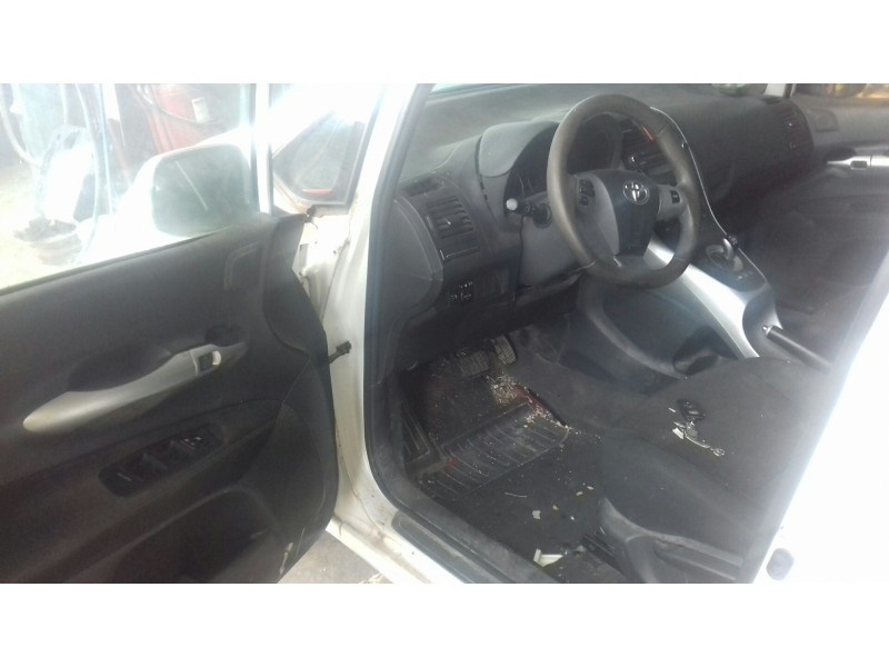 toyota auris del año 2011