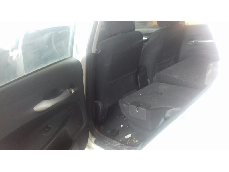 toyota auris del año 2011