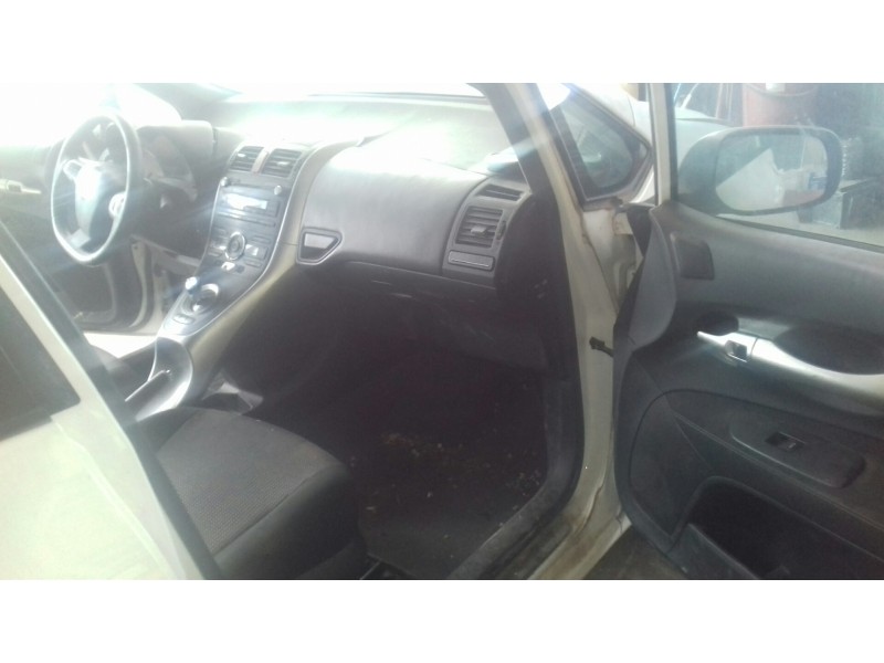 toyota auris del año 2011