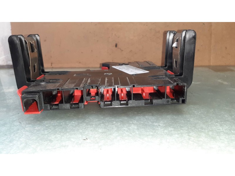 Recambio de caja reles / fusibles para bmw serie 5 berlina (g30) 520i referencia OEM IAM 10688710  