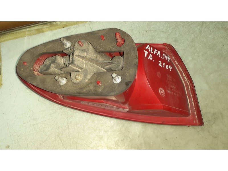 Recambio de piloto trasero derecho para alfa romeo 147 (190) 1.9 jtd distinctive referencia OEM IAM 46556347  03323010