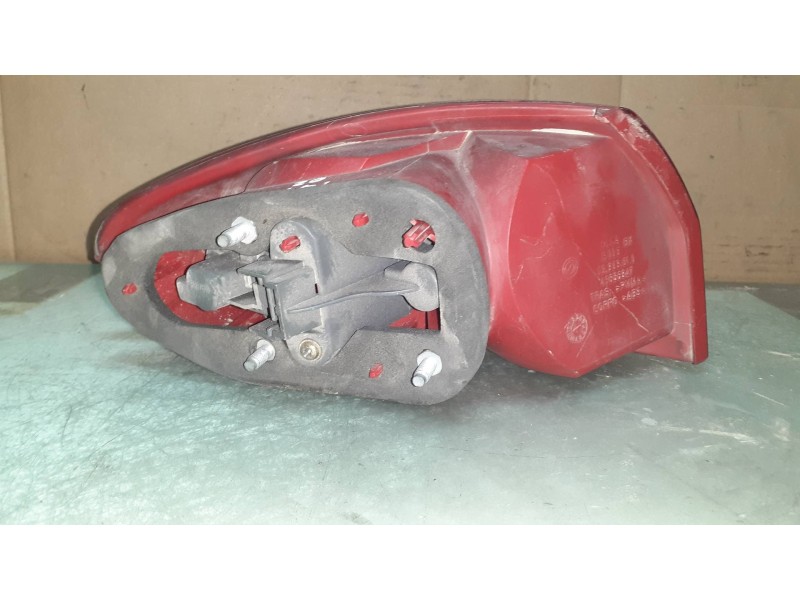 Recambio de piloto trasero derecho para alfa romeo 147 (190) 1.9 jtd distinctive referencia OEM IAM 46556347  03323010