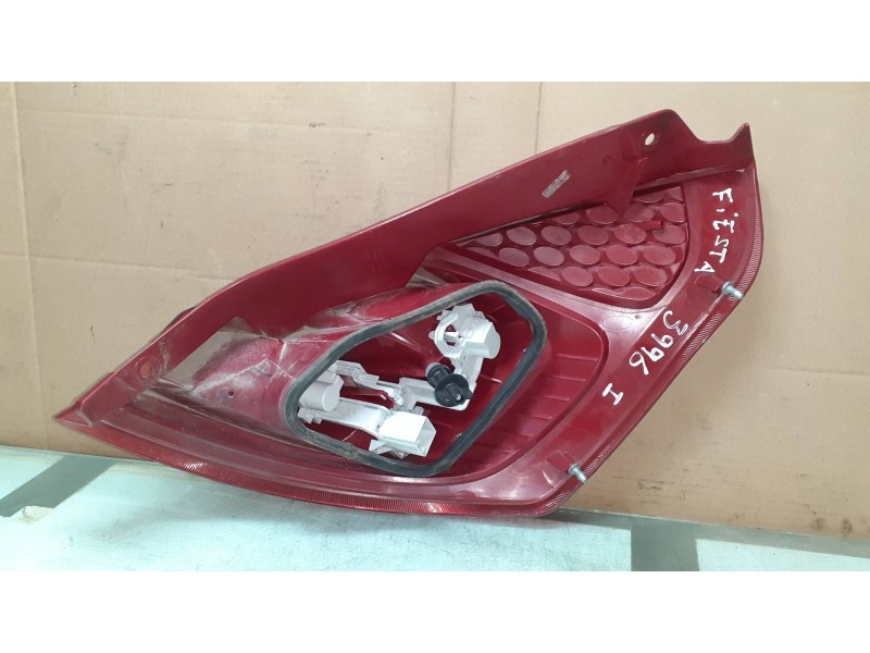 Recambio de piloto trasero izquierdo para ford fiesta (cb1) ambiente referencia OEM IAM 8A6113405A  