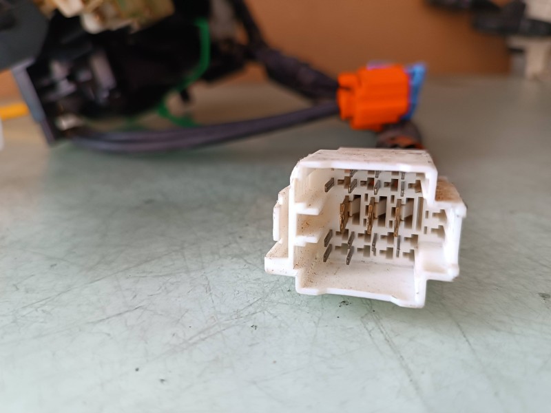 Recambio de mando luces para kia carens 2.0 crdi ex monovolumen referencia OEM IAM 469310  