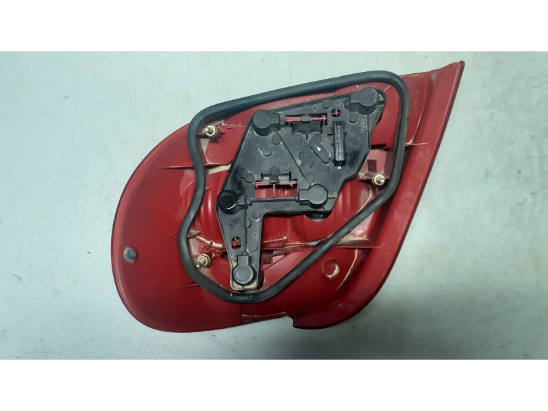 Recambio de piloto trasero izquierdo para toyota avensis berlina (t 22) 2.0 terra (5-ptas.) referencia OEM IAM   