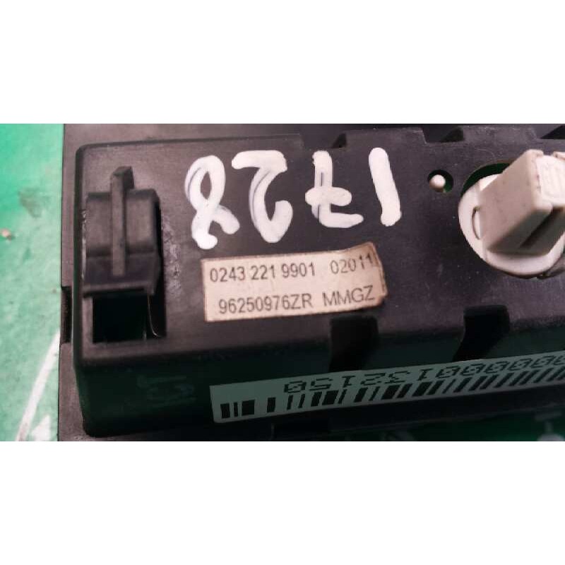 Recambio de pantalla multifuncion para peugeot 206 berlina x-line referencia OEM IAM 96250976R 02432219901 