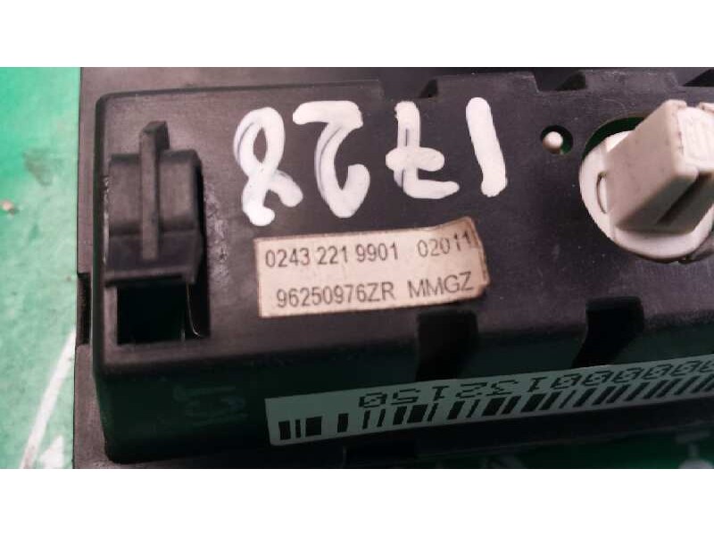 Recambio de pantalla multifuncion para peugeot 206 berlina x-line referencia OEM IAM 96250976R 02432219901 