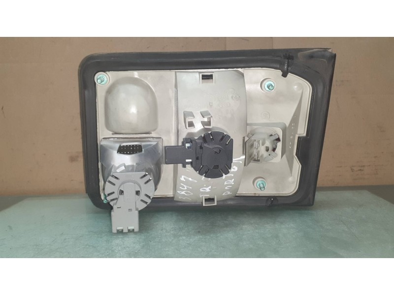 Recambio de piloto trasero derecho interior para audi a8 (d2) 3.3 tdi quattro referencia OEM IAM 4D0945093  