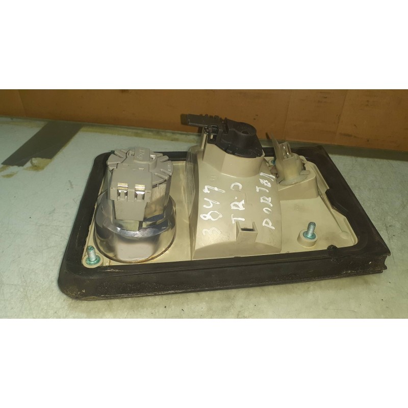 Recambio de piloto trasero derecho interior para audi a8 (d2) 3.3 tdi quattro referencia OEM IAM 4D0945093  