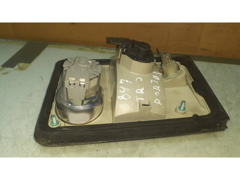 Recambio de piloto trasero derecho interior para audi a8 (d2) 3.3 tdi quattro referencia OEM IAM 4D0945093  