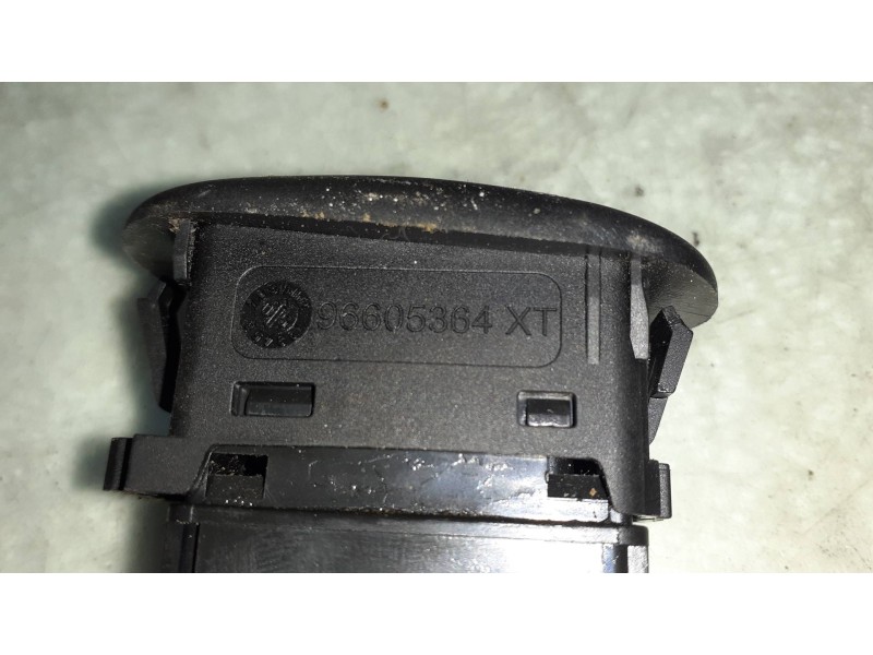 Recambio de mando elevalunas delantero derecho para citroen c2 furio referencia OEM IAM 30054 PA66GF15 96605364XT