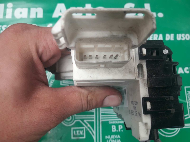 Recambio de cerradura puerta trasera derecha para citroen c4 berlina exclusive referencia OEM IAM 9681336880 40727120 