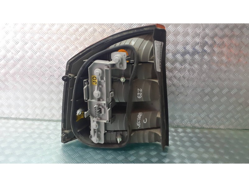 Recambio de piloto trasero derecho para opel vectra c berlina club referencia OEM IAM 13130644  