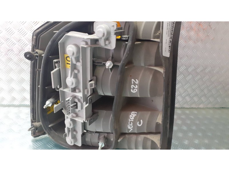 Recambio de piloto trasero derecho para opel vectra c berlina club referencia OEM IAM 13130644  