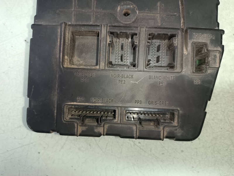 Recambio de caja reles / fusibles para renault megane ii classic berlina dynamique referencia OEM IAM 8200606824 S118400140G SIE