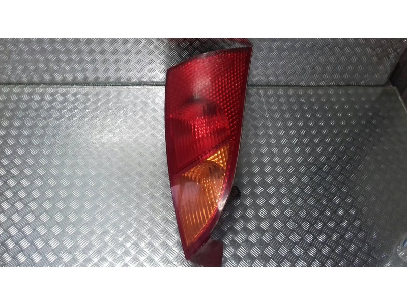 Recambio de piloto trasero derecho para ford focus berlina (cak) trend referencia OEM IAM 1M5113404  