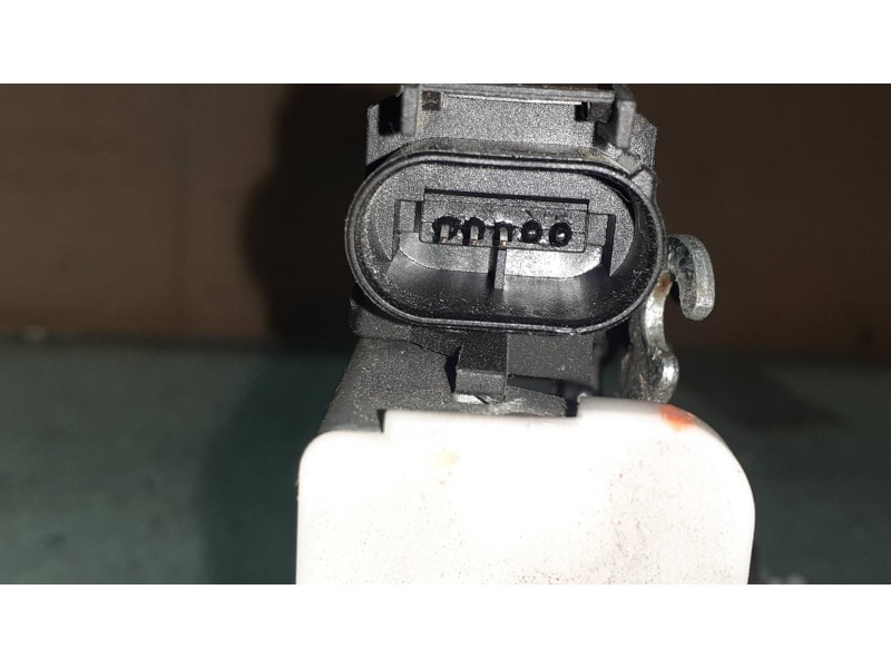 Recambio de cerradura puerta delantera izquierda para audi a8 (d2) 3.3 tdi quattro referencia OEM IAM 8D1837015F  ELECTRICA