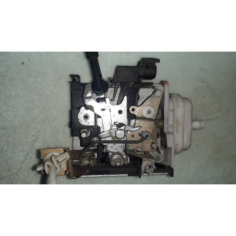 Recambio de cerradura puerta delantera derecha para audi a8 (d2) 3.3 tdi quattro referencia OEM IAM 4D1837016D  ELECTRICA