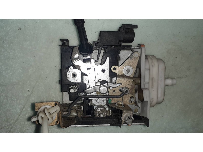 Recambio de cerradura puerta delantera derecha para audi a8 (d2) 3.3 tdi quattro referencia OEM IAM 4D1837016D  ELECTRICA