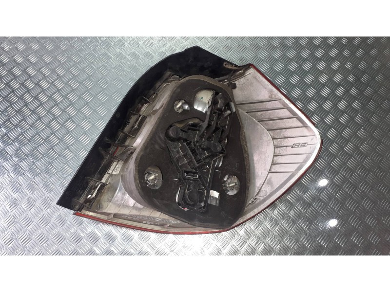 Recambio de piloto trasero izquierdo para bmw serie 1 berlina (e81/e87) 118d referencia OEM IAM 692450109 146044 3015390000