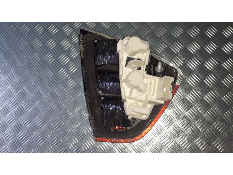 Recambio de piloto trasero izquierdo interior para bmw serie 3 berlina (e90) 330i referencia OEM IAM 63210406884  