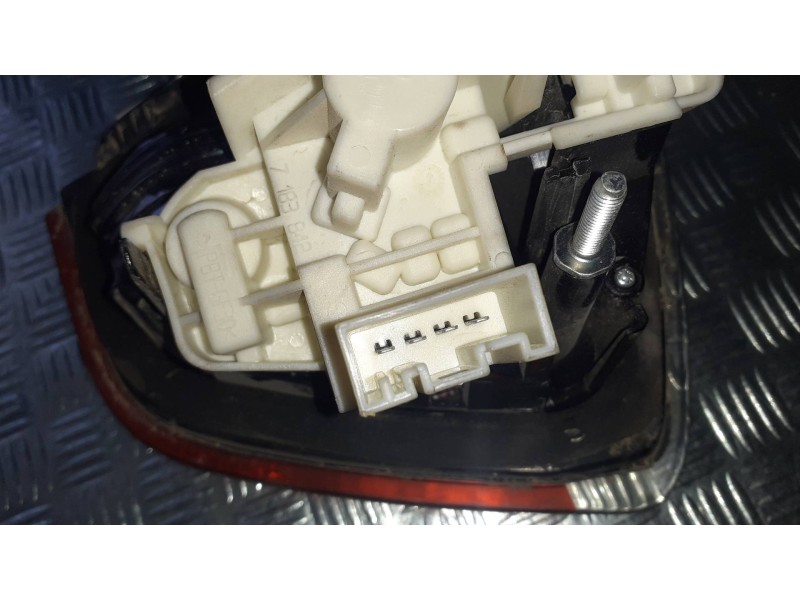 Recambio de piloto trasero izquierdo interior para bmw serie 3 berlina (e90) 330i referencia OEM IAM 63210406884  