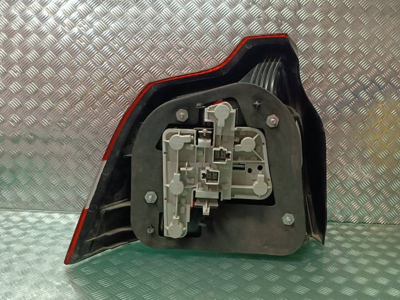 Recambio de piloto trasero derecho para volvo s40 berlina 2.4 kinetic referencia OEM IAM 30698913 291105 281322