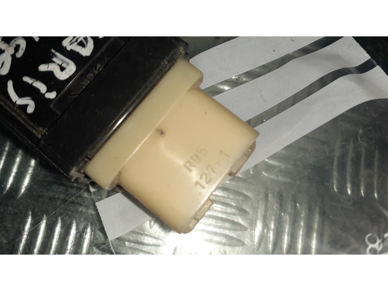 Recambio de interruptor para toyota yaris (ncp1/nlp1/scp1) 1.3 linea luna referencia OEM IAM R951271 CONECTOR 5 PINES ALTURA FAR