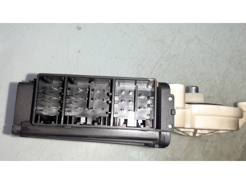 Recambio de motor elevalunas delantero izquierdo para seat ibiza (6l1) cool referencia OEM IAM 101386102 7746002101 13044601