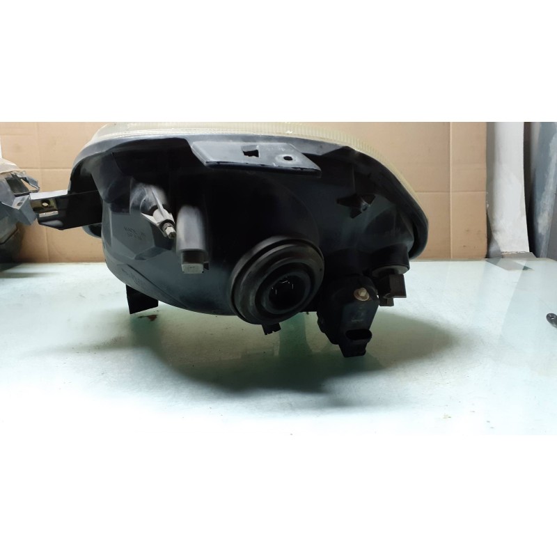 Recambio de faro derecho para renault clio ii fase i (b/cbo) 1.2 referencia OEM IAM 7701697618  67735101