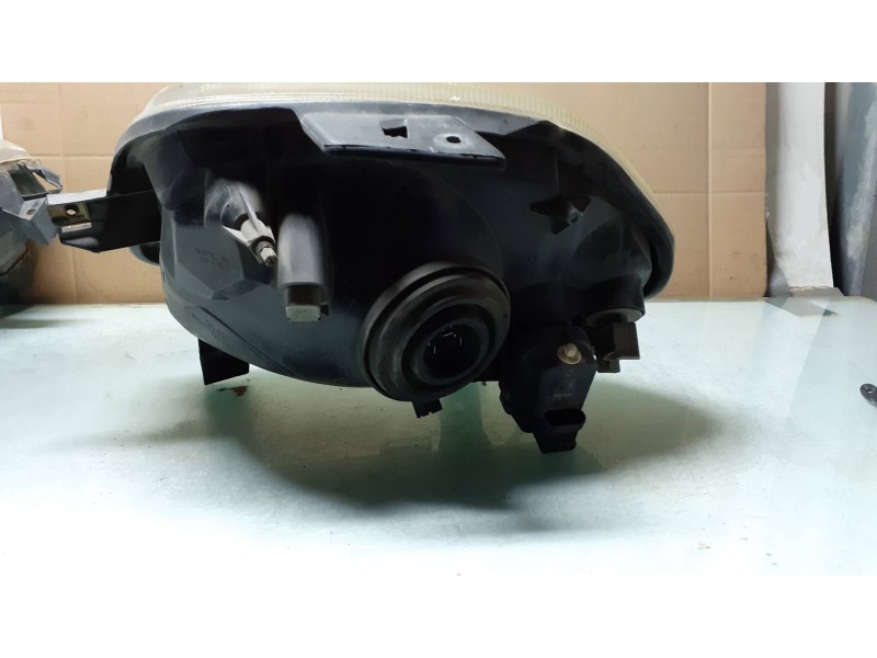 Recambio de faro derecho para renault clio ii fase i (b/cbo) 1.2 referencia OEM IAM 7701697618  67735101