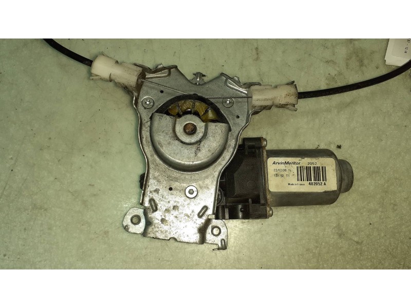 Recambio de elevalunas trasero derecho para nissan qashqai (j10) acenta referencia OEM IAM 402052A ARVINMERITOR ELECTRICO