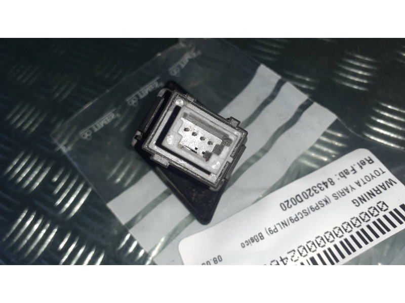Recambio de warning para toyota yaris (ksp9/scp9/nlp9) básico referencia OEM IAM 843320D020 CONECTOR 4 PINES 