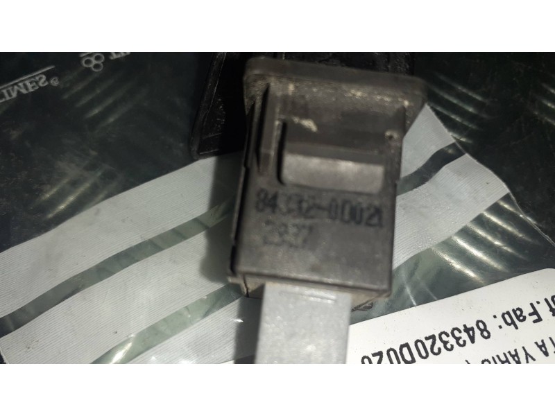 Recambio de warning para toyota yaris (ksp9/scp9/nlp9) básico referencia OEM IAM 843320D020 CONECTOR 4 PINES 