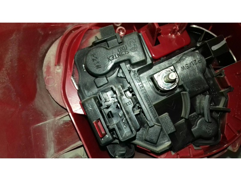 Recambio de piloto trasero derecho para peugeot 206 berlina xt referencia OEM IAM 08322033  