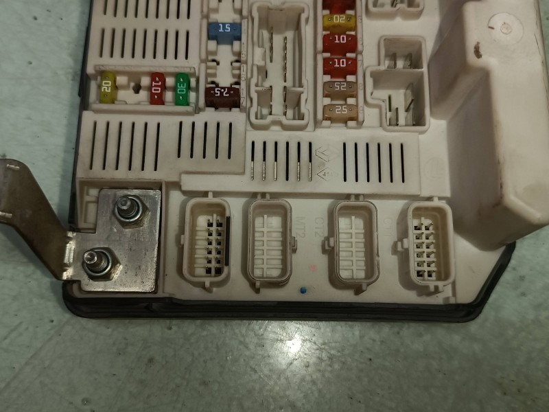 Recambio de caja reles / fusibles para renault megane ii berlina 5p confort dynamique referencia OEM IAM 8200481866H 519158091 