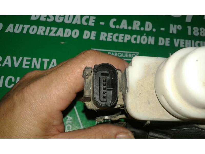 Recambio de cerradura puerta delantera derecha para audi a4 berlina (b5) referencia OEM IAM 8D1837016E 5 PINES NEGRO