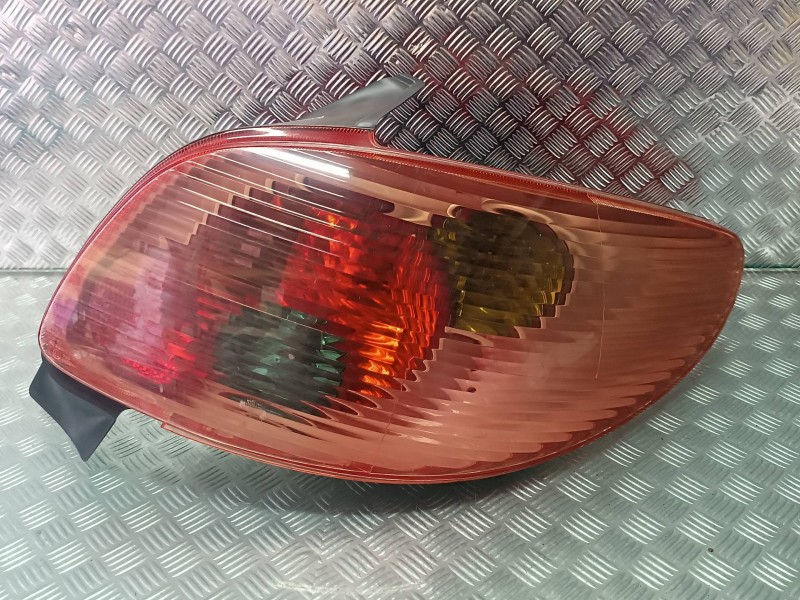 Recambio de piloto trasero derecho para peugeot 206 berlina xs clim referencia OEM IAM   