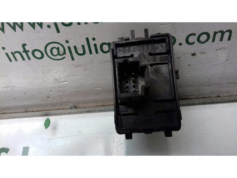 Recambio de mando elevalunas trasero derecho para renault fluence dynamique referencia OEM IAM 254010003R  