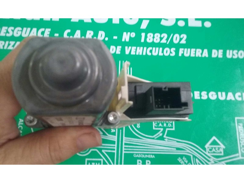 Recambio de motor elevalunas delantero derecho para audi a6 berlina (4f2) 2.7 tdi referencia OEM IAM 4F0959802D  