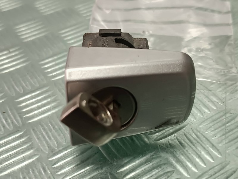 Recambio de bombin puerta delantera izquierda para opel corsa d catch me referencia OEM IAM   GRIS Recambio de bombin puerta delantera izquierda para opel corsa d catch me referencia OEM IAM   GRIS