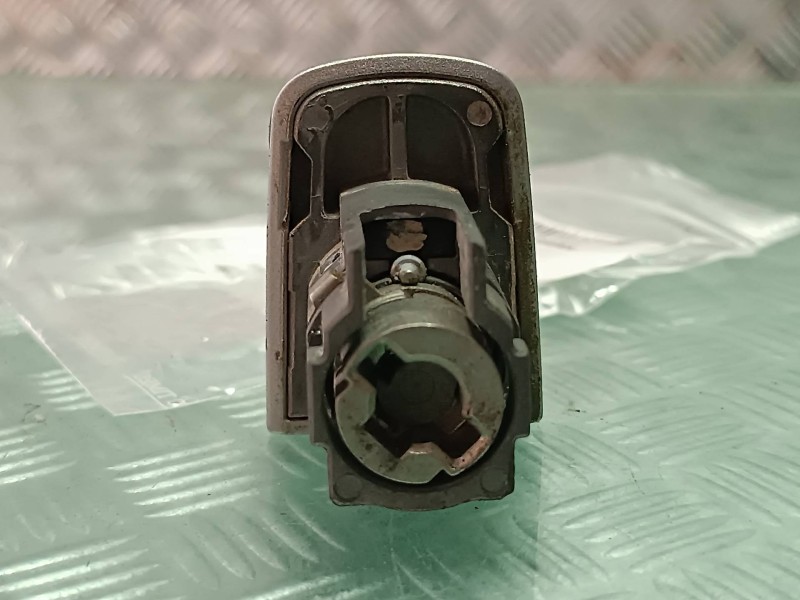 Recambio de bombin puerta delantera izquierda para opel corsa d catch me referencia OEM IAM   GRIS Recambio de bombin puerta delantera izquierda para opel corsa d catch me referencia OEM IAM   GRIS