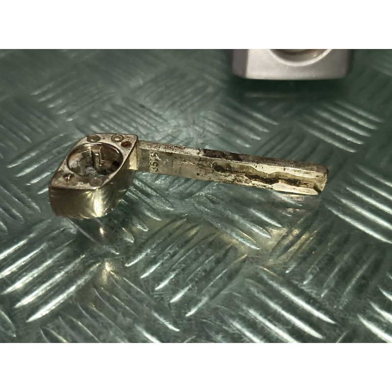 Recambio de bombin puerta delantera izquierda para opel corsa d catch me referencia OEM IAM   GRIS Recambio de bombin puerta delantera izquierda para opel corsa d catch me referencia OEM IAM   GRIS
