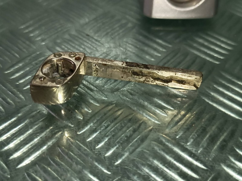 Recambio de bombin puerta delantera izquierda para opel corsa d catch me referencia OEM IAM   GRIS Recambio de bombin puerta delantera izquierda para opel corsa d catch me referencia OEM IAM   GRIS