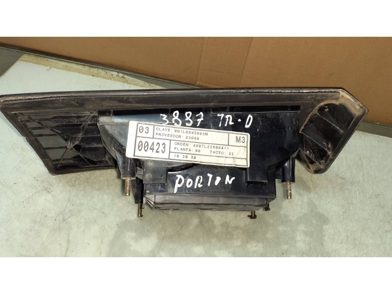 Recambio de piloto trasero derecho interior para seat toledo (1l) base referencia OEM IAM 1L0945093M A2810881 