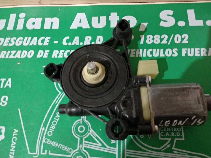 Recambio de motor elevalunas delantero derecho para seat leon (5f1) reference referencia OEM IAM 5Q0959802B 0130822716 S85020210