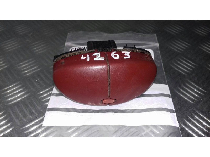 Recambio de warning para peugeot 206 berlina xs clim referencia OEM IAM 40377877  CONECTOR 5 PINES