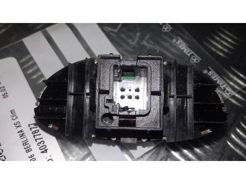Recambio de warning para peugeot 206 berlina xs clim referencia OEM IAM 40377877  CONECTOR 5 PINES